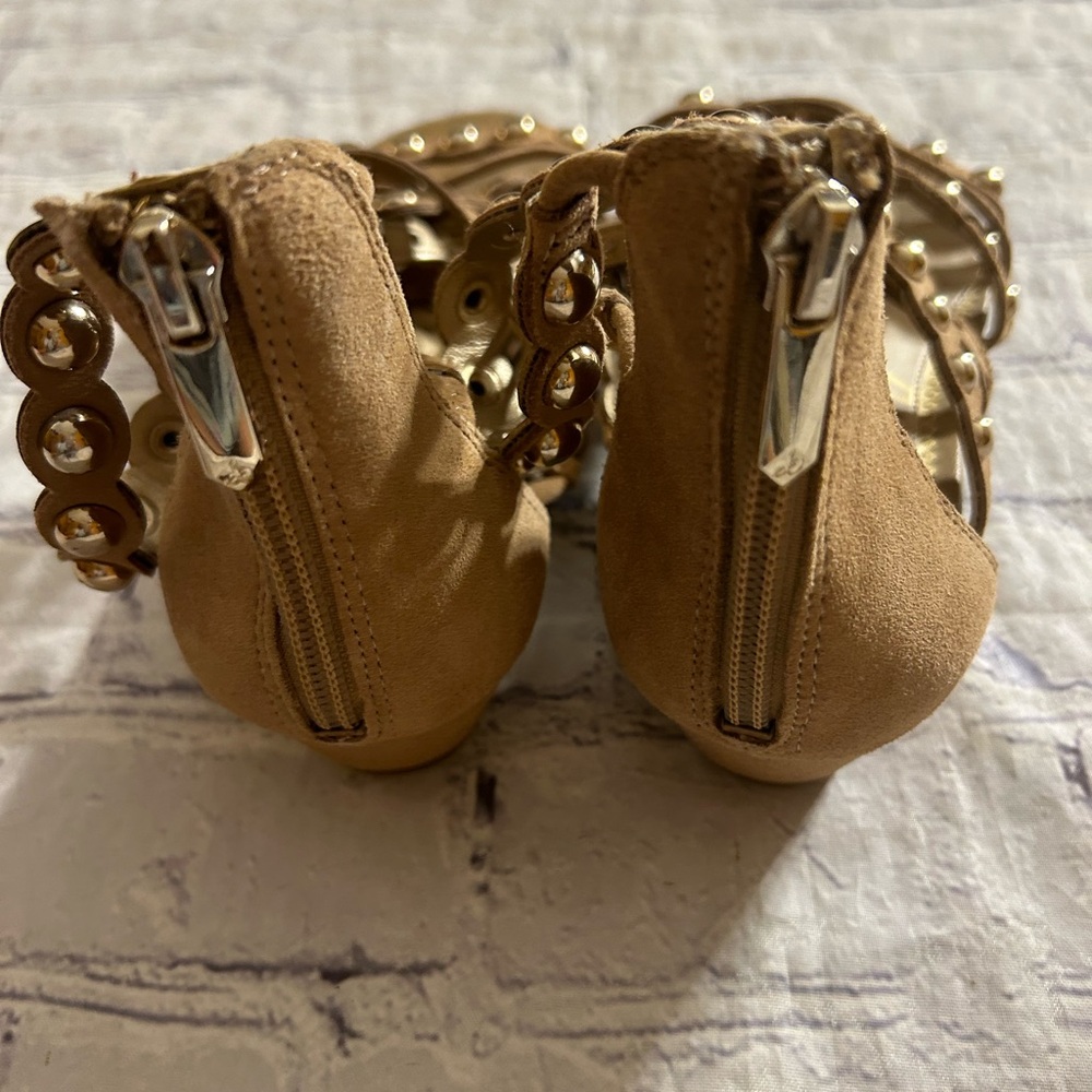 SAM EDELMAN TAN FAUX SUEDE WITH GOLD TONE STUDS ZIP BACK SANDALS SIZE 8 - Picture 6 of 8